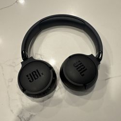 JBL Tune 520BT Bluetooth Wireless On-Ear Headphones - Black: USB-C Connection, Built-In Mic