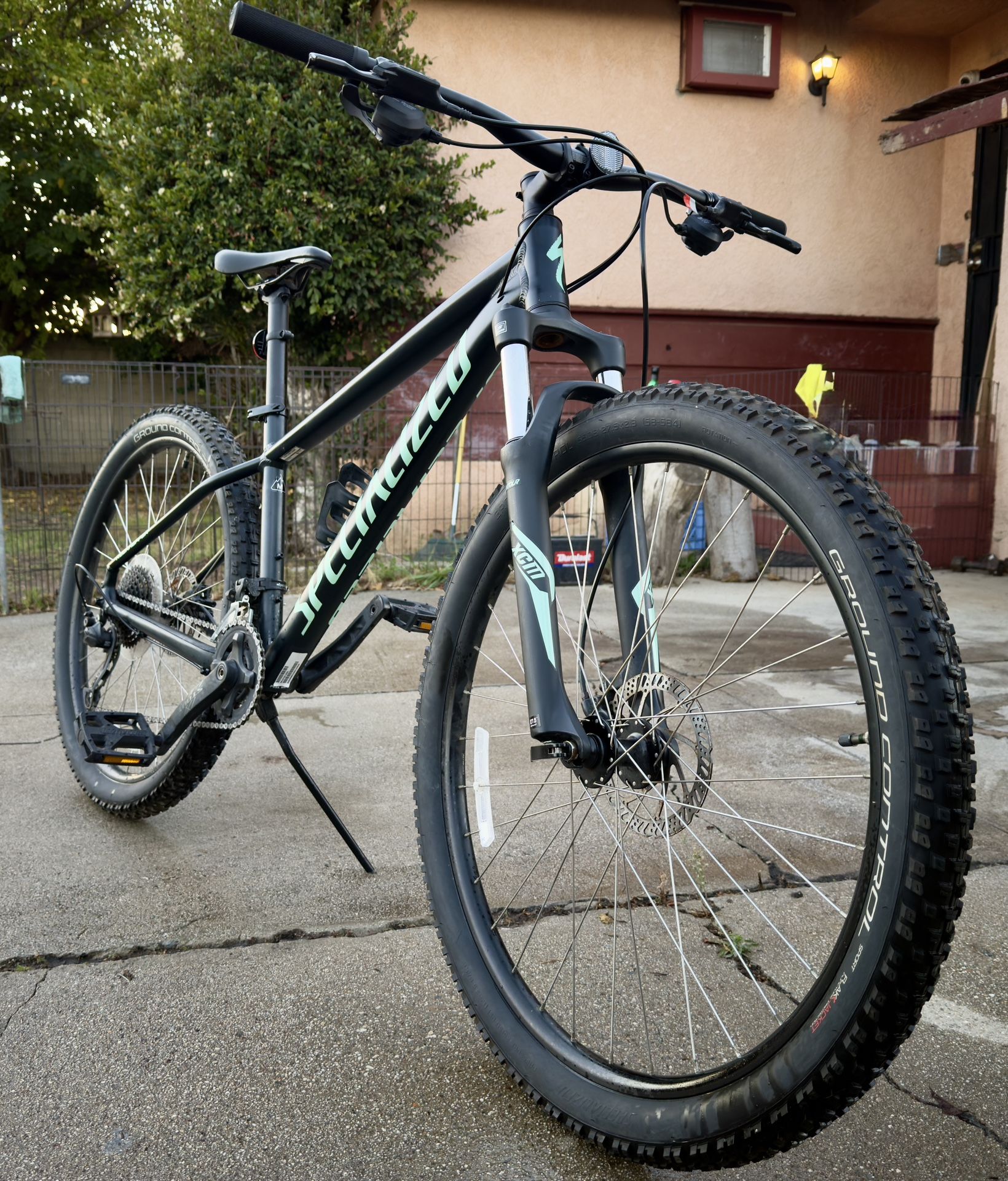 Specialized Rockhopper Mountain Bike – Medium, 27.5”, Like New (~100 miles)