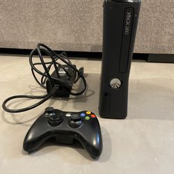 Xbox 360 S Slim Black 250GB + Controller