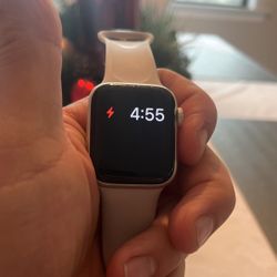 Apple SE 2nd Gen 40mm Watch  With Charger 