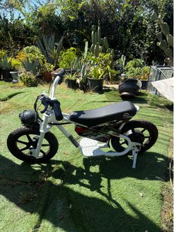 Droyd Wheeler Electric Ride-On Mini Bike / Scooter (For Parts or Repair)