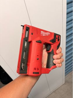 Milwaukee M12 Stappler a 3/8 in cordless (tool only)