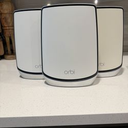 Orbi RBR850 router With 2 RBS850 Satellites