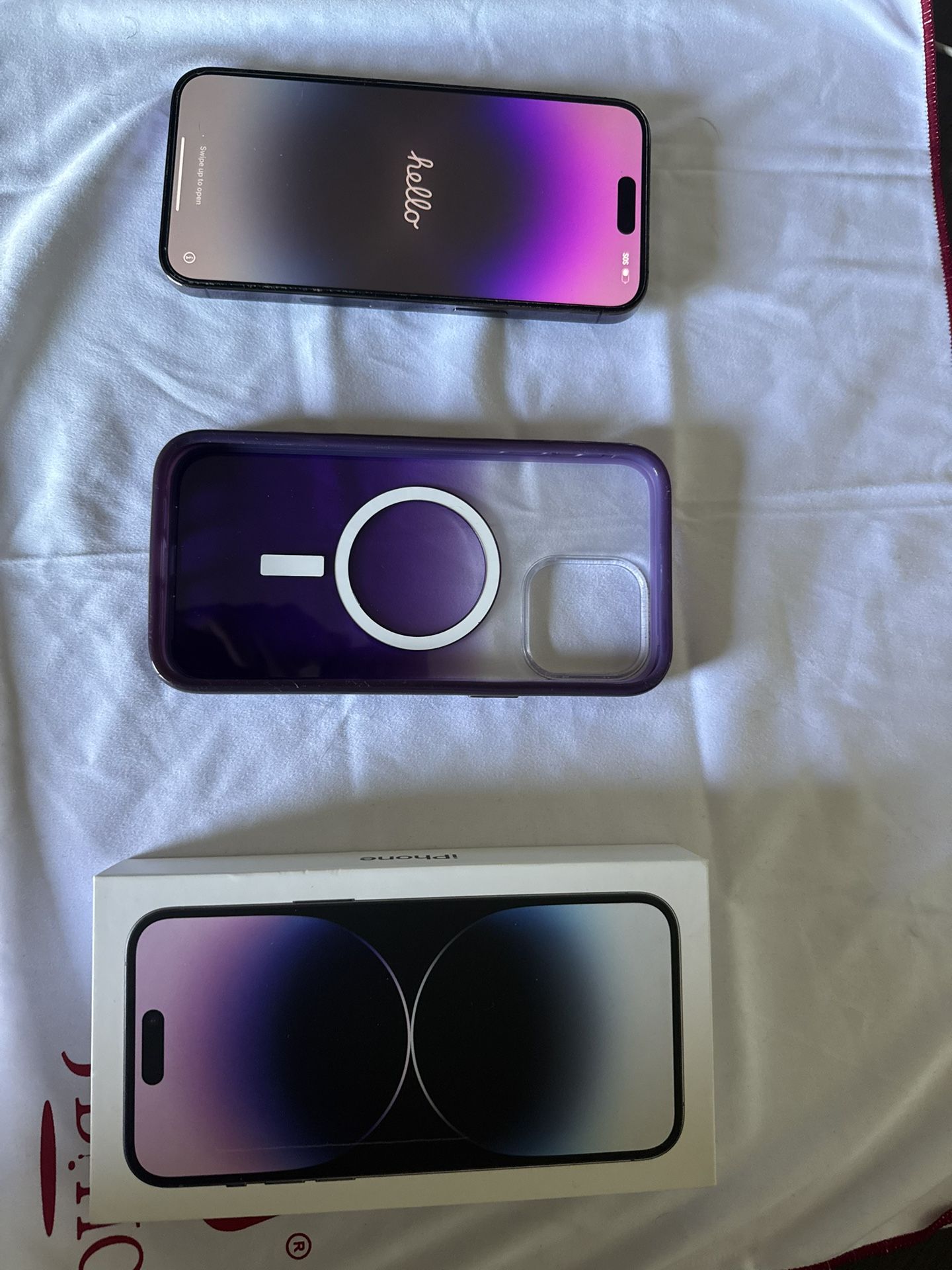 Unlocked iPhone 14 pro max 128gb purple Amazing condition with charger ,original box, purple case.