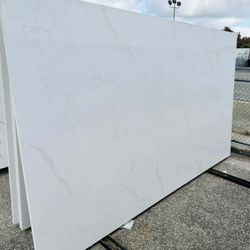 QUARTZ STONE SLABS SUPER JUMBO IN CALACATTA ALLURA 📏Each slabs cover  75.7 sq.ft, Thickness 3 cm 🔥Price $1049 per Slab🔥 