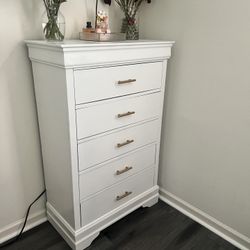 White Chest Like New 