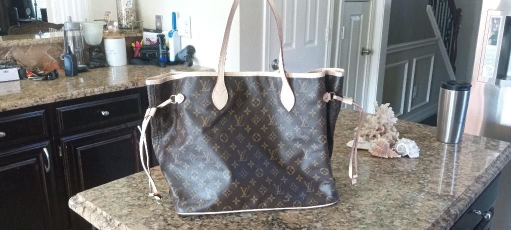 AUTHENTIC Louis Vuitton Neverfull MM tote for Sale in Carrollton, TX -  OfferUp