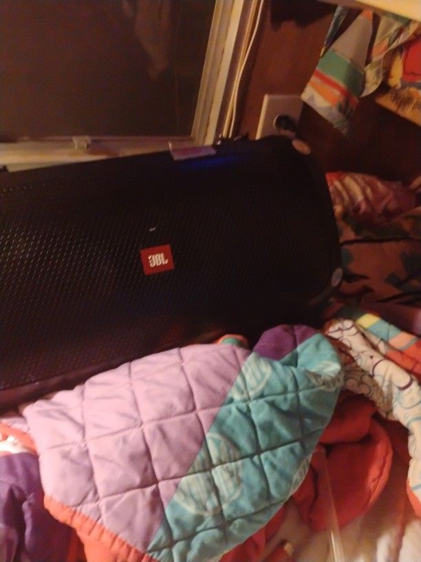 i want to sell my jbl bluetooth speaker for $300obo no trades ,no delivery just pick up only okay it is in good condition