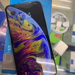Factory unlocked iPhone XS Max 64 gb sold with warranty 