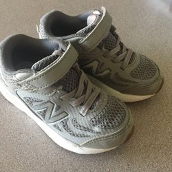 EUC New Balance Boys Shoes size 8.5