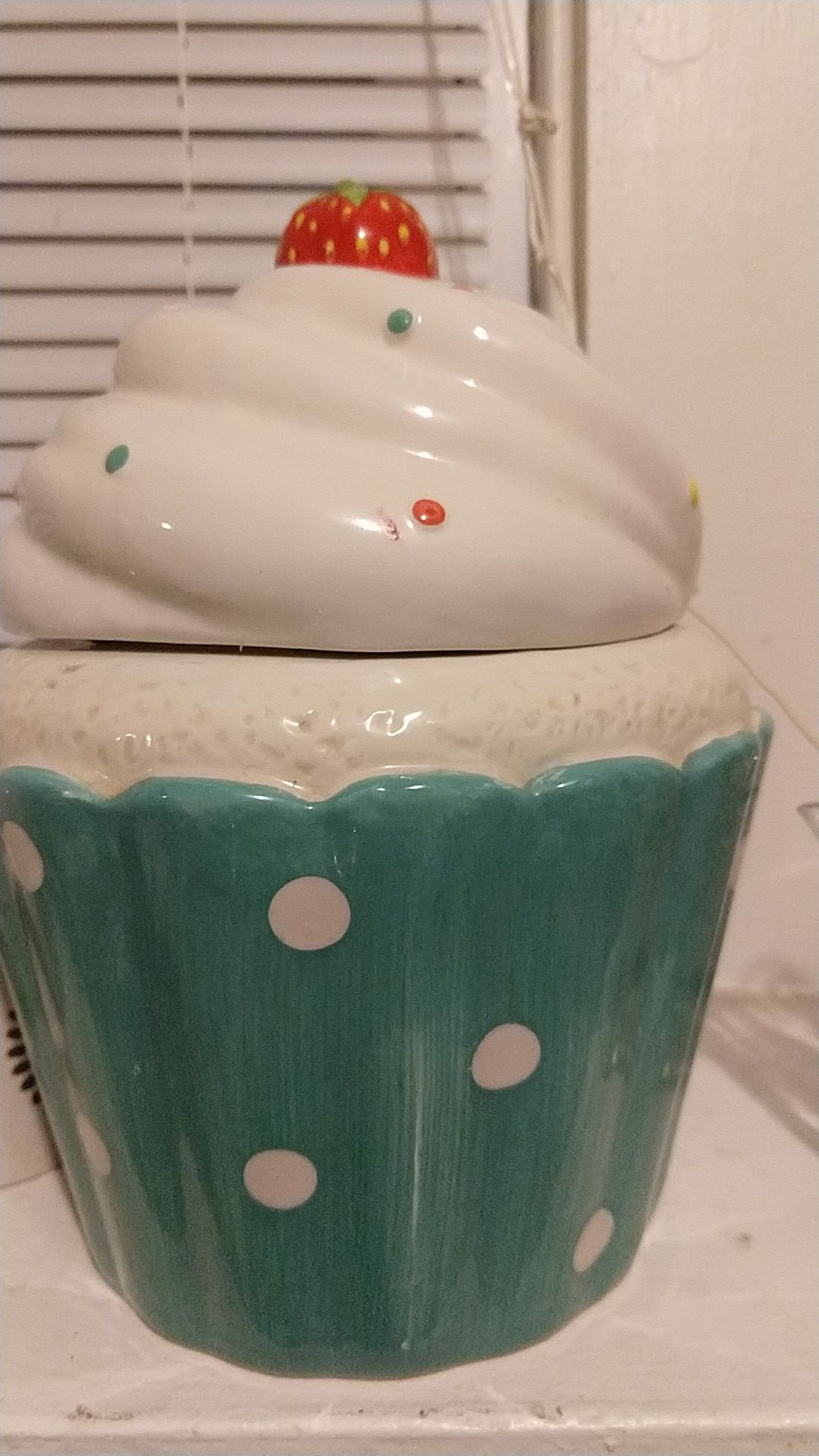 Decorative cupcake with storage