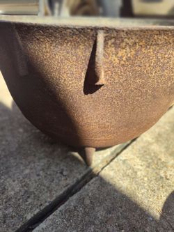 Huge and very very heavy Thick iron CAULDRON Iron Fire Pit Bowl with Legs