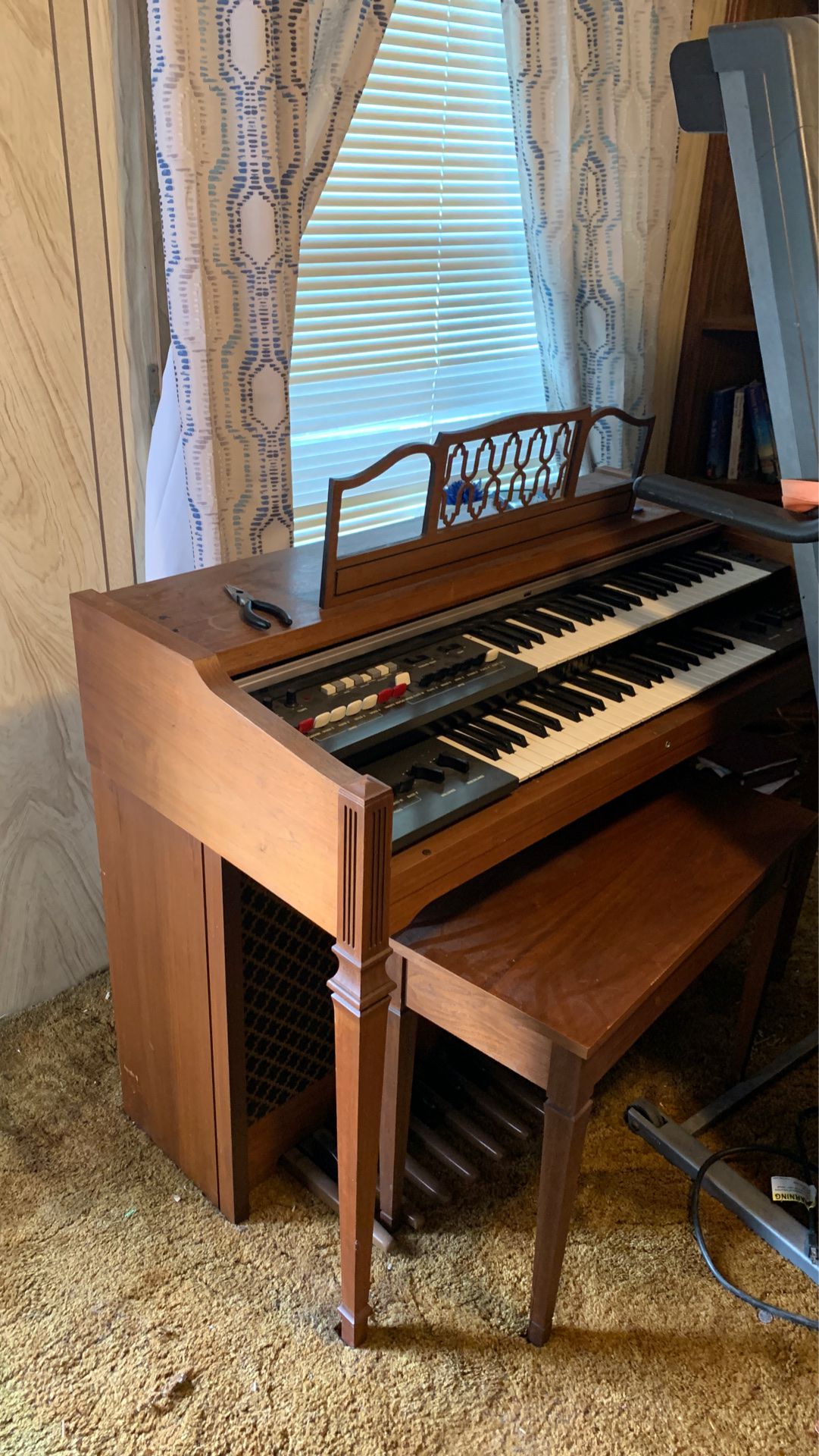 Electric Yamaha Organ w/ storage bench FREE