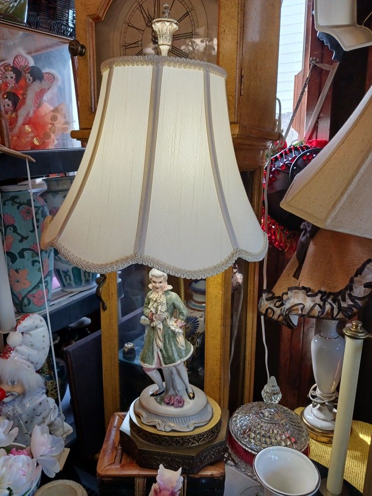 BEAUTIFUL VINTAGE VICTORIAN LAMP  PERFECT CONDITION 