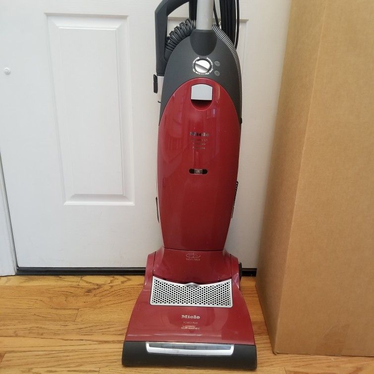 NEW cond MIELE VACUUM WITH ATTACHMENTS , AMAZING POWER SUCTION , WORKS EXCELLENT , IN THE BOX