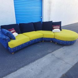 Beautiful sectional couch 🛋 very clean 🛋