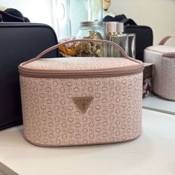 GUESS Make-Up Bag