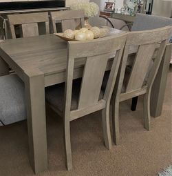 Dining Table Set  (READ DESCRIPTION)