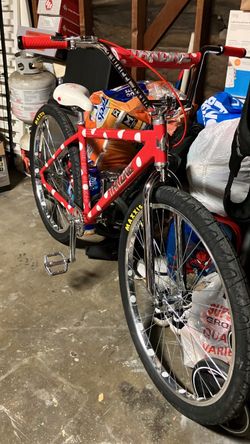 Throne 29er Red Polkadot