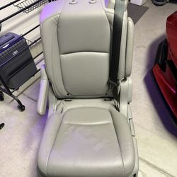 Toyota Sienna 2nd Row Captain’s Chair (2004–2010) OEM – Light Gray/Stone