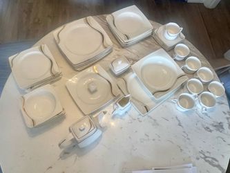 Lorren Home “La Luna” Modern Dinnerware Set with Gold Accents