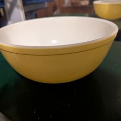 Vintage yellow PYREX mixing bowl #404 4Qt