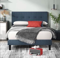 Upholstered platform bed - Queen