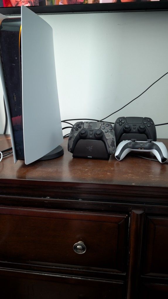 PS5 Plus 3 Controllers And 2 Controller Docks
