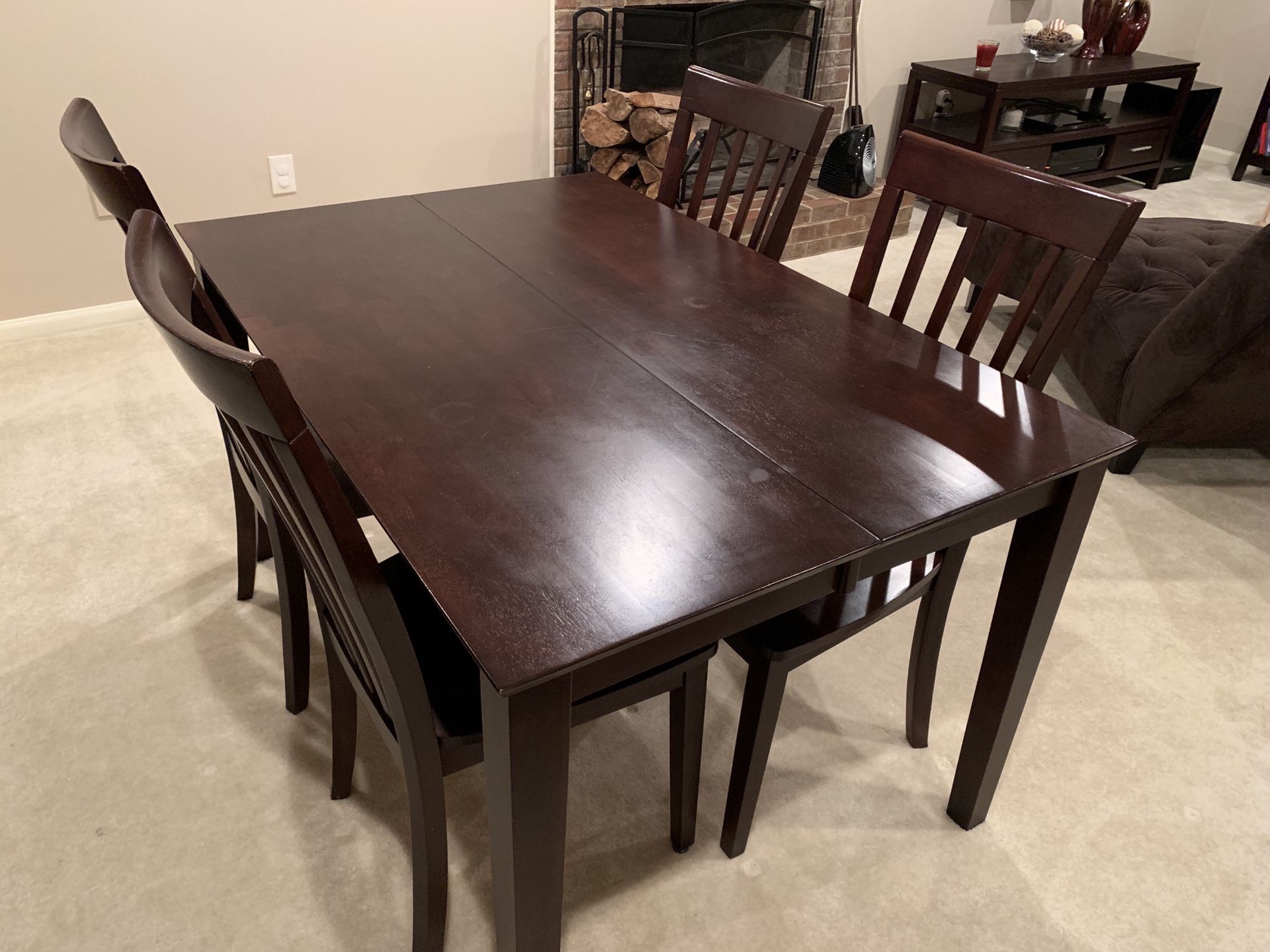 Expandable Family Room Table & Chairs