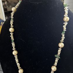 Beautiful Vintage Fake pearls with real stone Necklece