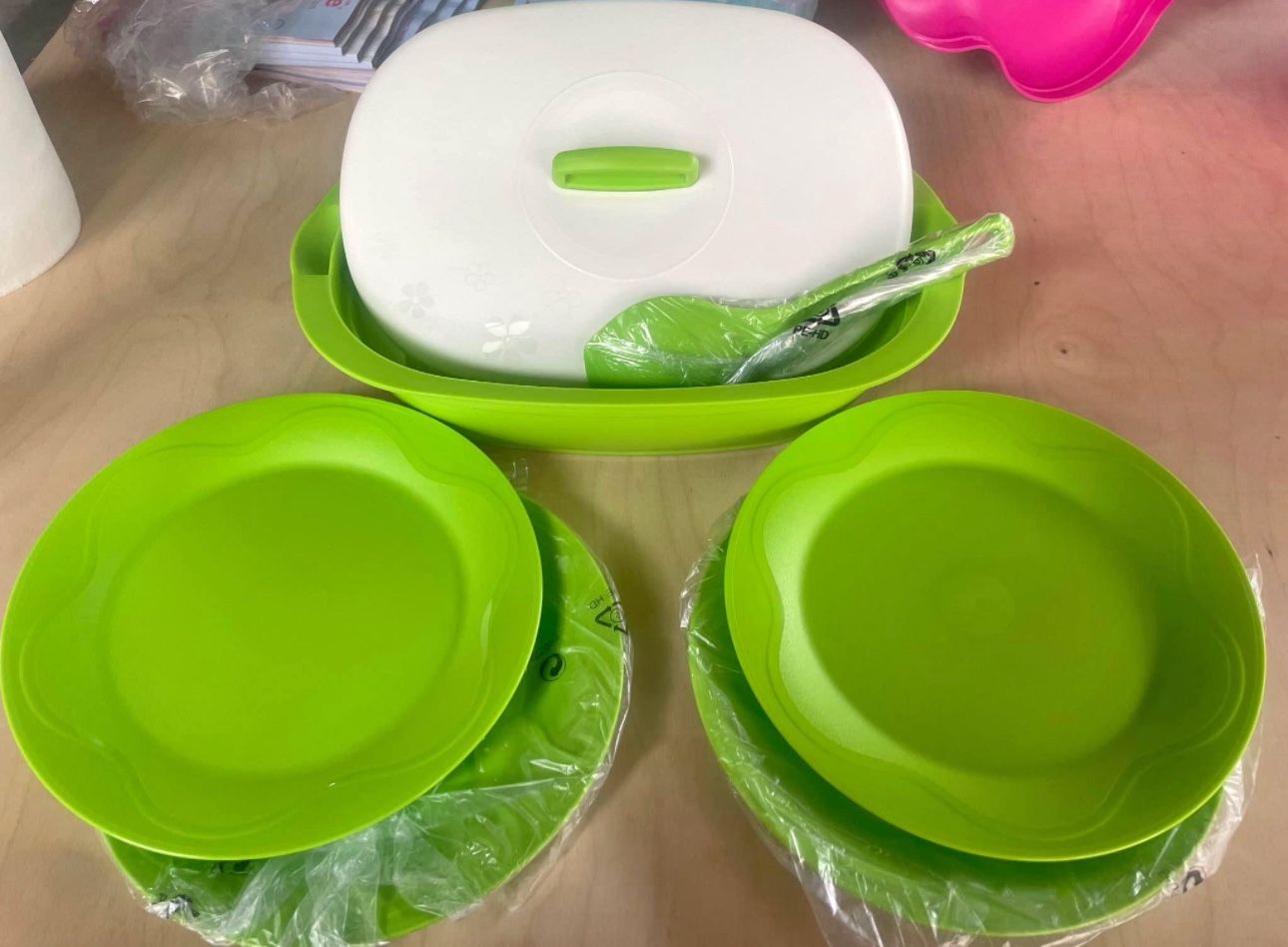 Tupperware Serving Set