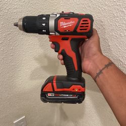 Milwuakee Drill Driver With Battery 