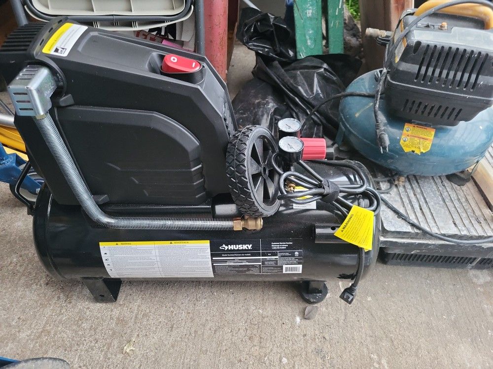 HUSKY 8 GAL AIR COMPRESSOR