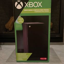 Xbox Series X 1.5:1 Scale Replica Mini Fridge