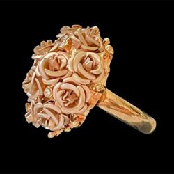 Beautiful Rose bouquet gold tone (Not real gold) ring with faux gem stones 