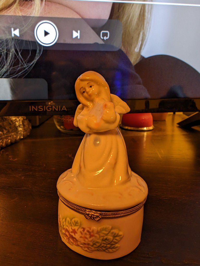 Angel Holding A Baby Decoration You Can Open It (Offer?)