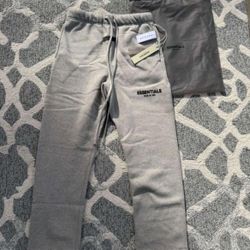 🔥 FEAR OF GOD ESSENTIALS SWEATPANTS – DARK OATMEAL / DARK GREY – SIZE MEDIUM (NEW)