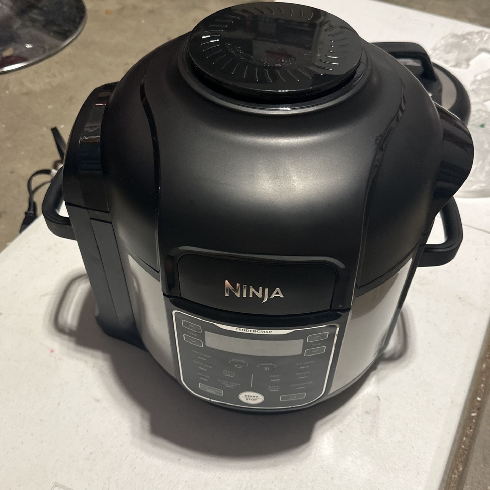 Ninja Foodi. Deluxe 10 In 1 Pressure Cooker and Air Fryer- 8quarts