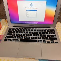 Macbook 2013 11 Inch I5 1.3 Intel Ram 4gb Ram 125 gb SSD (Big Sur)