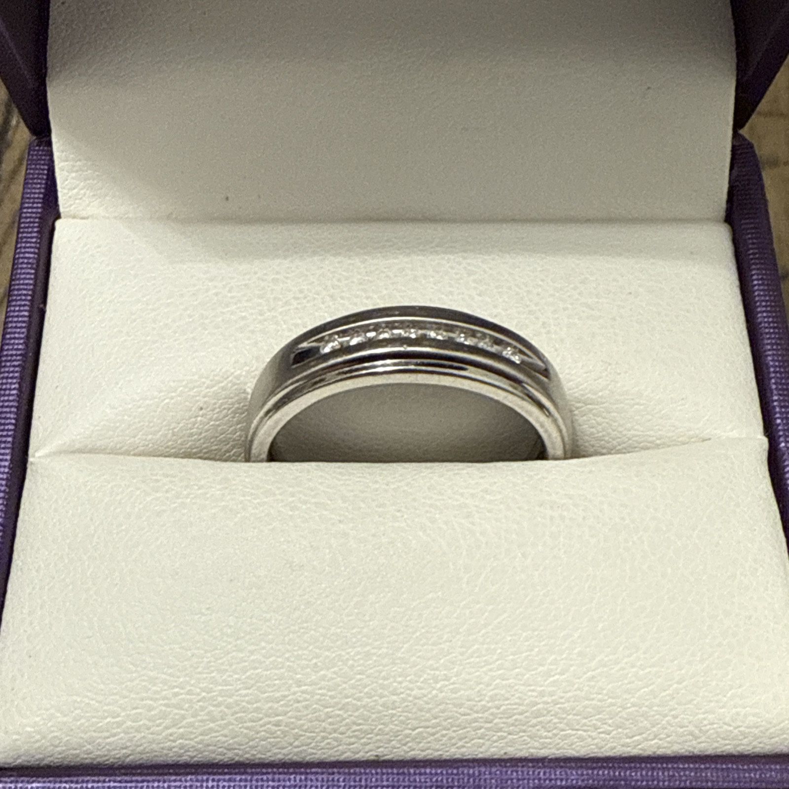 Men's 1/10 CT. T.W. Diamond Wedding Band in 10K White Gold (Size 10) 