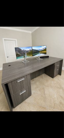 Modern Executive Computer Desk – Excellent Condition