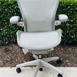 Herman Miller Aeron Size C posture fit Mineral fully loaded in perfect condition