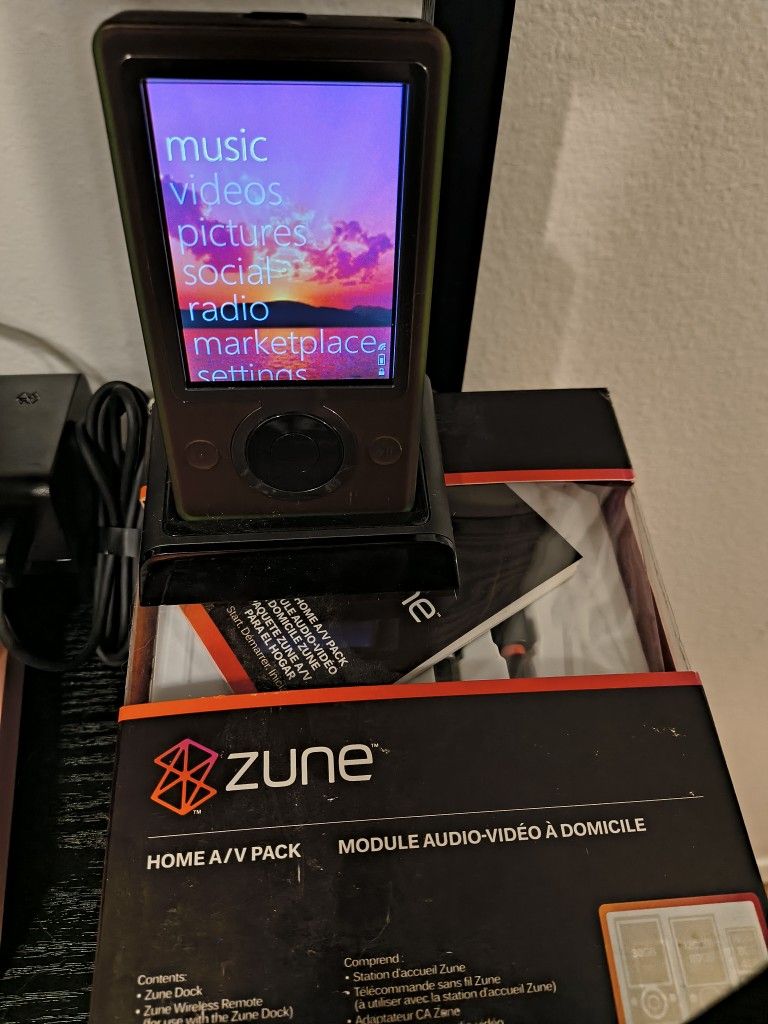 30gb Microsoft Zune - Brown - Includes Home A/V Pack And Charging Base