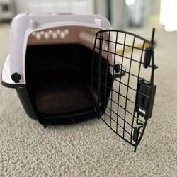 SMALL PET CRATE (puppy or kitten)