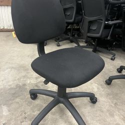 Black Cushioned Office Chair