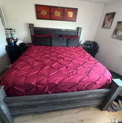 King Size Adjustable Bed w Mattess