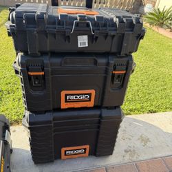 Dewalt horseshoe set / ridgid toolbox set  / dewalt table / dewalt  toolbox
