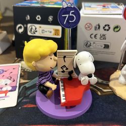 PEANUTH 75th ANNIVERSARY PLAY THE TUNE FIGURINE POPMART