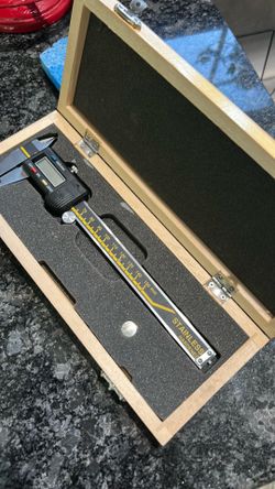 Electronic digital caliper