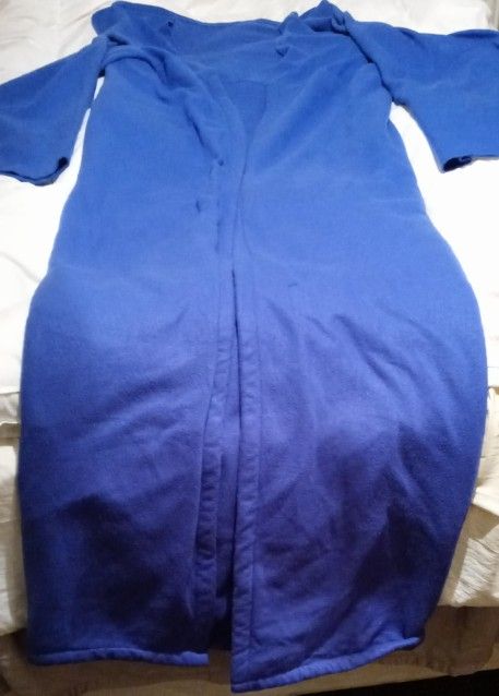 ION COZ-E HEATED BLANKET WITH SLEEVES